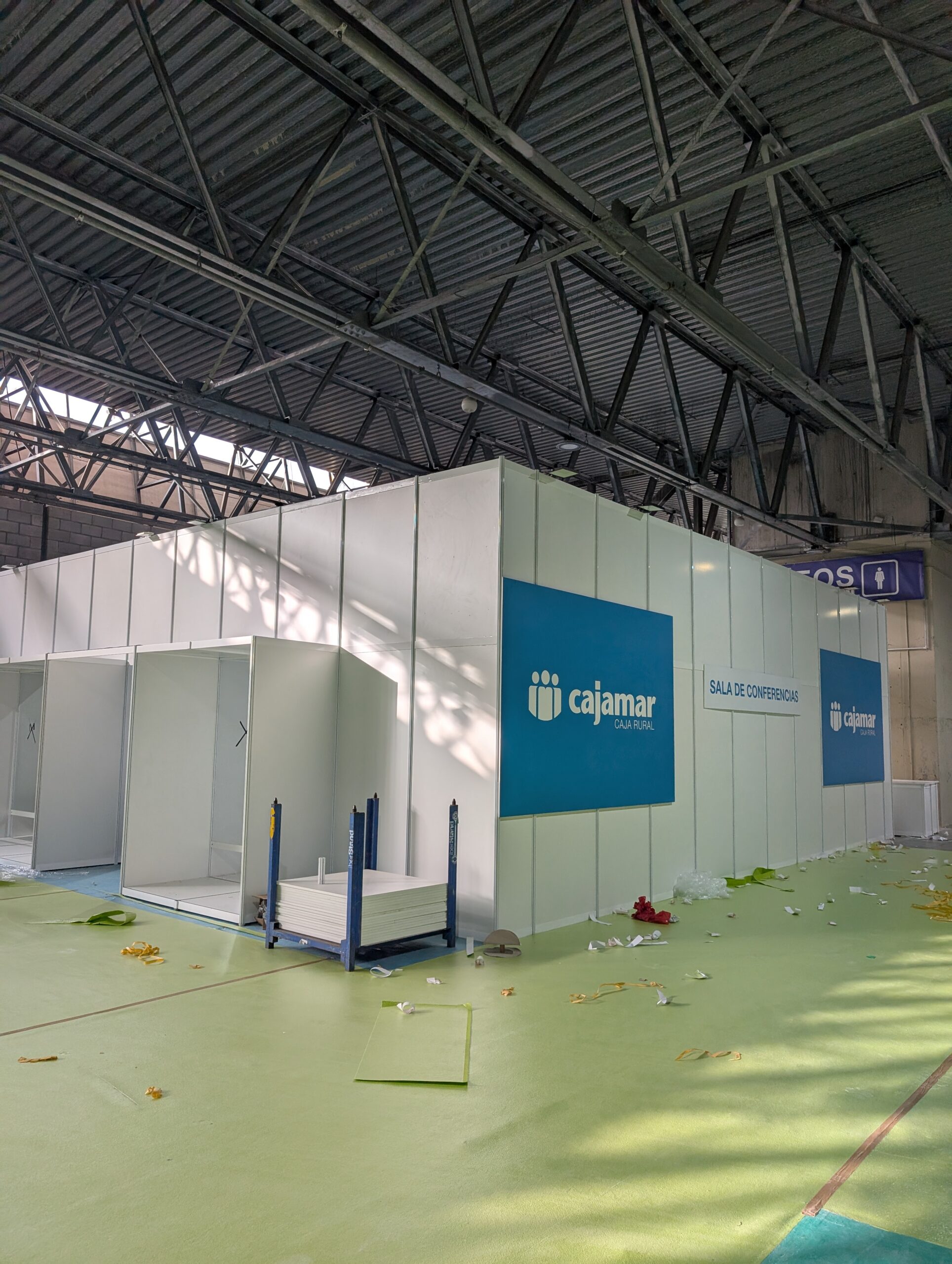 Montaje de pegasus y vinilos en la sala de conferencias de Cajamar en Infoagro 2025