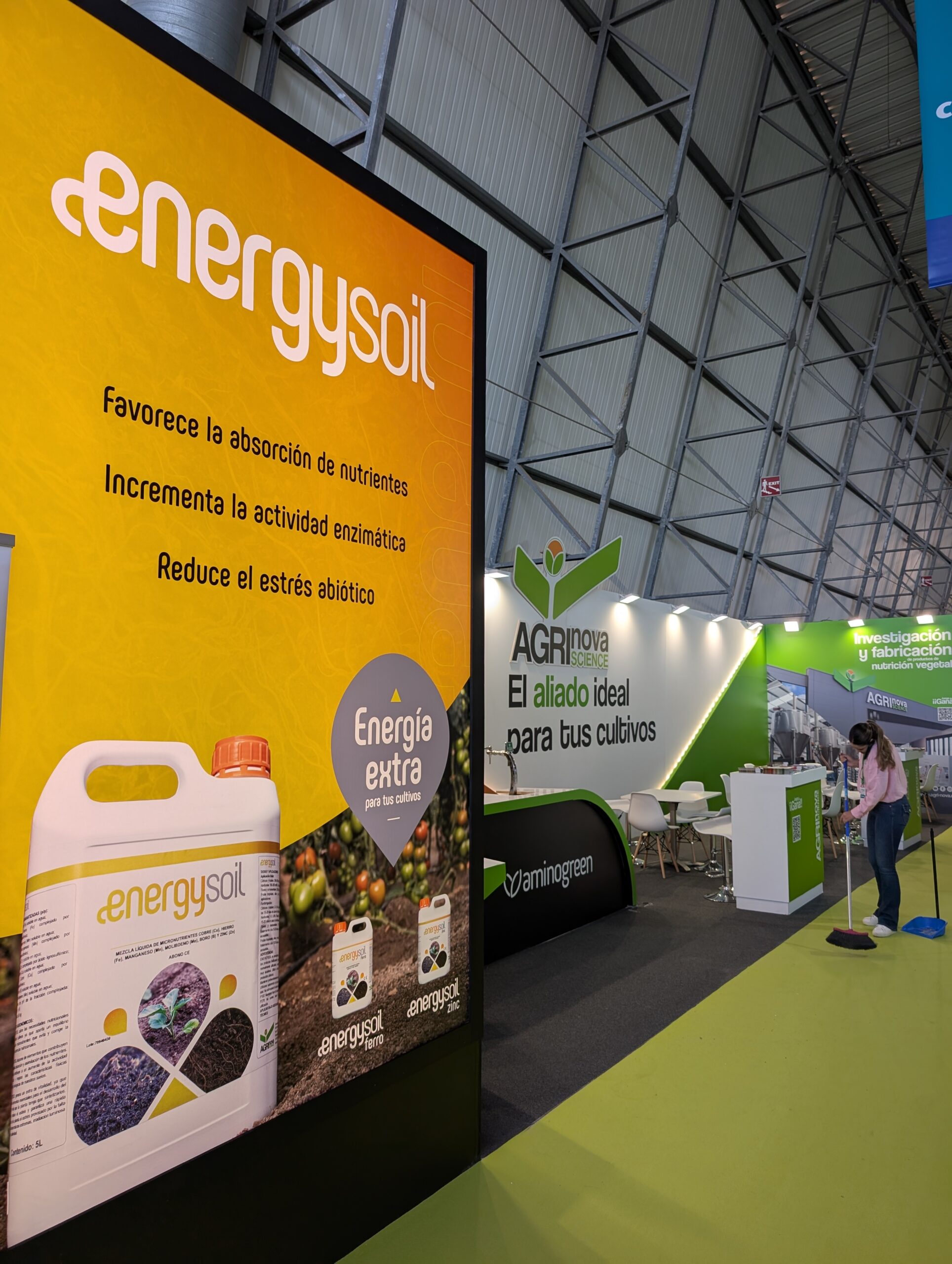 Caja de luz con lona backlight retroiluminada en stand de Agrinova en Infoagro 2025