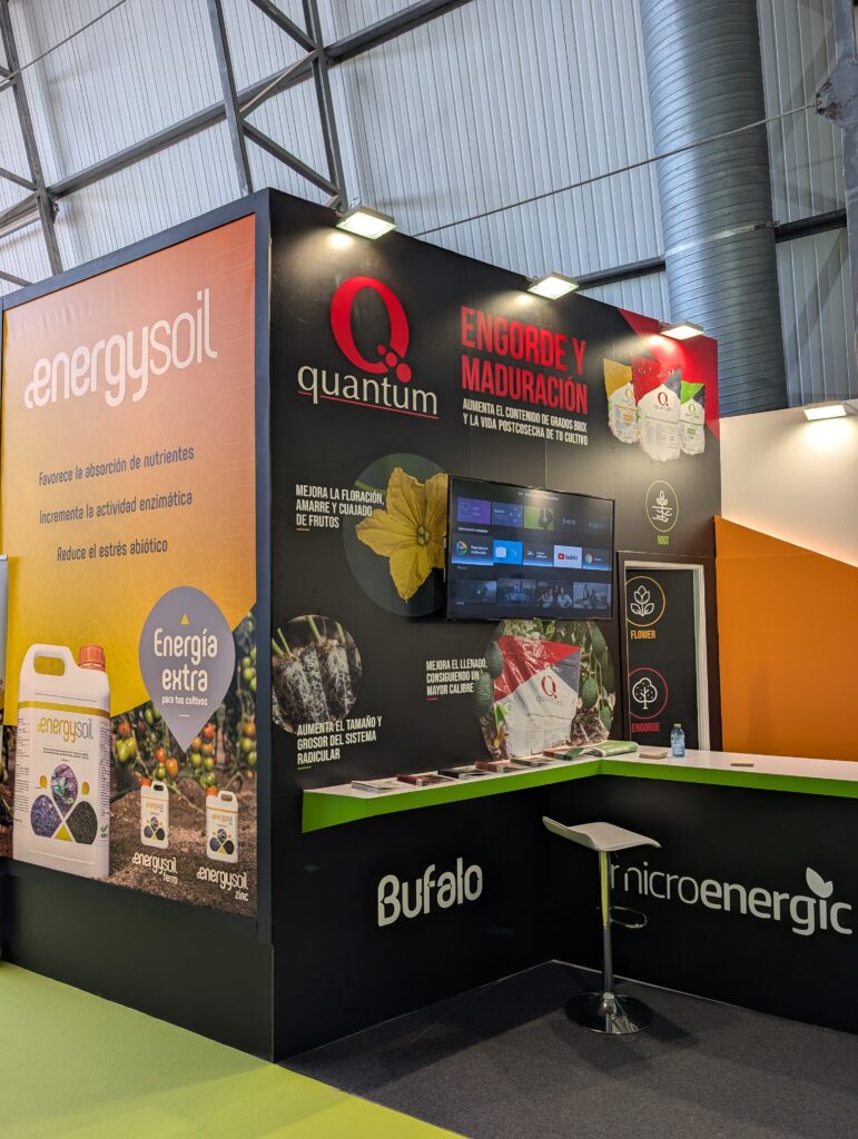 Vinilos adhesivos aplicados en stand promocional con acabado profesional y corte personalizado.