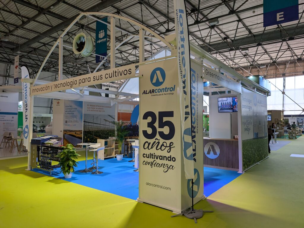 Frontal del stand de de Alarcontrol en Infoagro 2025 con Pegasus 10 mm y cartelería Dispa Green