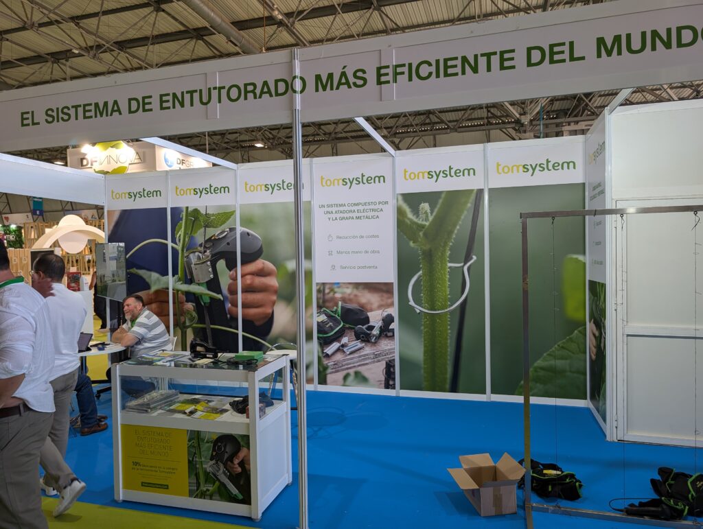 Vinilo reposicionable en paredes y mostradores de stands modulares en Infoagro 2025