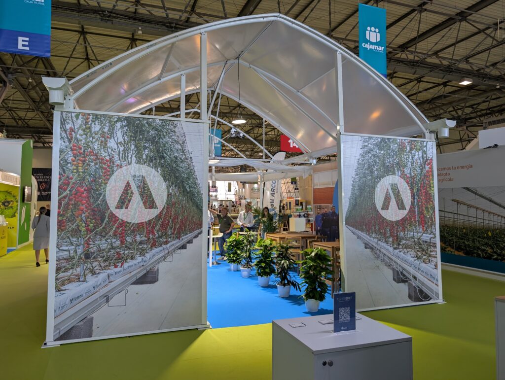 Vista posterior del stand de de Alarcontrol en Infoagro 2025 con Pegasus 10 mm y cartelería Dispa Green