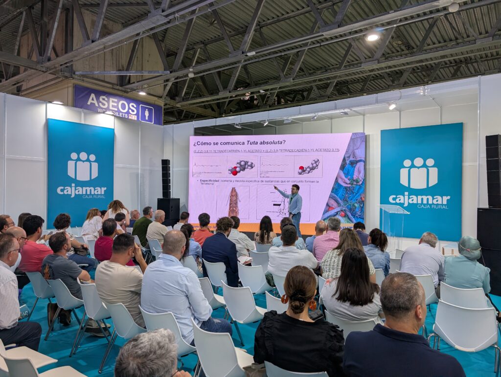 Marcos textiles en la sala de conferencias de Cajamar en Infoagro 2025