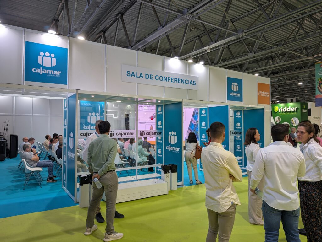 Rotulación integral de vinilos y pegasus en la sala de conferencias de Cajamar en Infoagro 2025