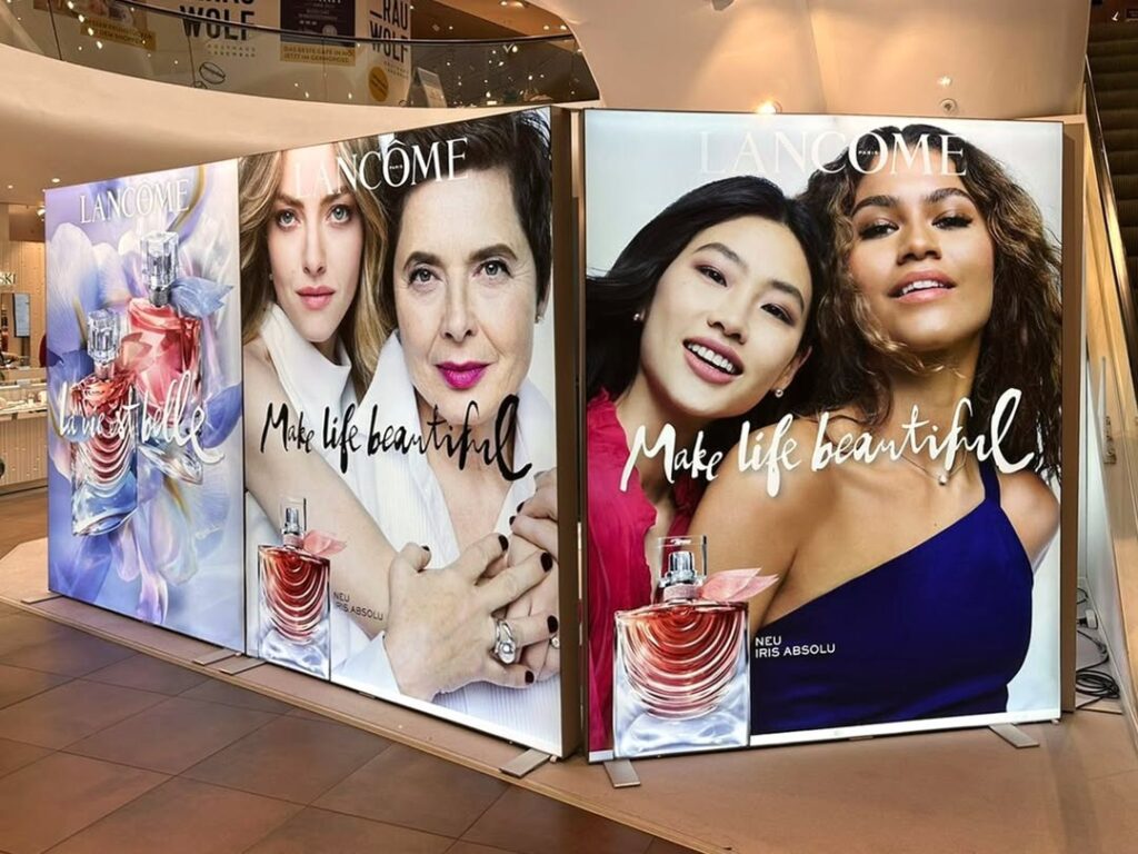 Cajas de Luz BIG LED UP retroiluminadas con impresión fotográfica para campaña de perfumes Lancôme. Sistema modular de doble cara con montaje sin herramientas.