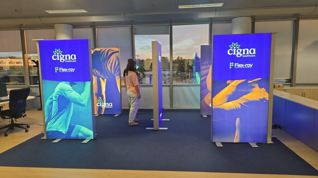 Stand portátil con 8 Cajas de Luz BIG LED-UP instalado en oficinas, con impresión backlight FR y estructura modular.