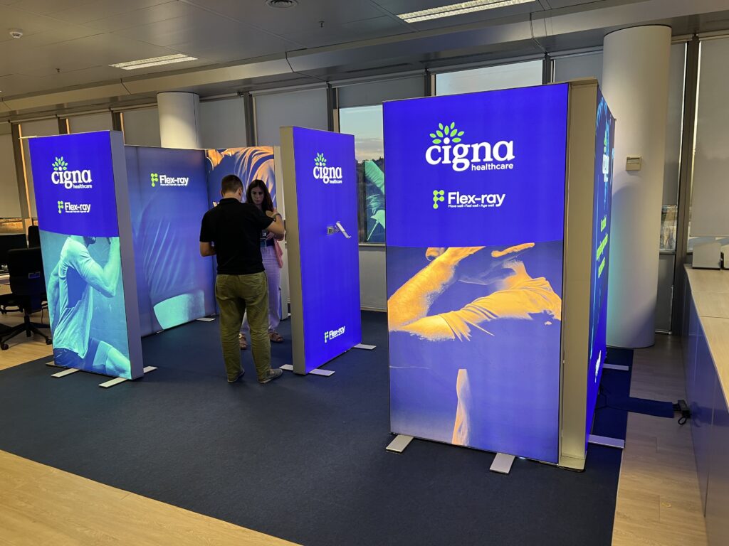 Configuración modular de Cajas de Luz BIG LED-UP en forma de pasillo, fácilmente adaptable a ferias y eventos.